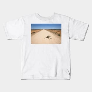 In the middle of the road Kids T-Shirt